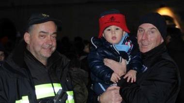 Alcuni momenti della festa dedicata alla Befana che si è svolta ieri pomeriggio in corso Matteotti davanti a moltissimi bambini. L’appuntamento è organizzato grazie ai vigili del fuoco