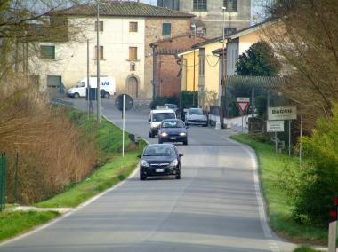 La provinciale dei Biagioni che attraversa Cascine Berti e a destra lauto finita ieri mattina contro il cancello di una abitazione 