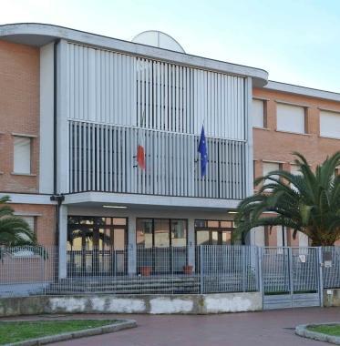 A sinistra la sede dell’Itcg Cerboni dove saranno attivati due nuovi corsi, sopra l’Isis Foresi che ospiterà il corso di studi in scienze umane