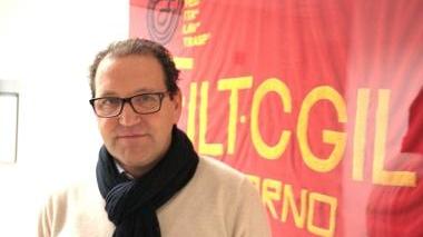 A fianco operai dell’Eni ai cancelli della raffineria: la Cgil chiede certezze sulle prospettive dell’impianto. Sotto Maurizio Strazzullo, segretario provinciale del primo sindacato livornese