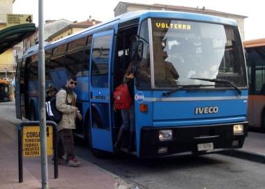 <strong>AUTOBUS</strong> Un pullman in partenza per Volterra dalla stazione di Pontedera; sotto il sindaco Marco Buselli
