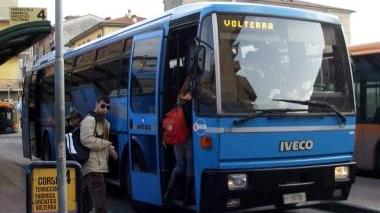 <strong>AUTOBUS</strong> Un pullman in partenza per Volterra dalla stazione di Pontedera; sotto il sindaco Marco Buselli