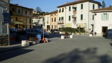A sinistra piazza Donnini a Ponte a Cappiano e sopra il parcometro installato in viale Buozzi a Fucecchio