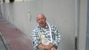 L’attore Gianni Giannini in una pausa durante le riprese del film sulla Vespa “La marea silenziosa” girato a Pontedera dal regista Tommaso Cavallini
