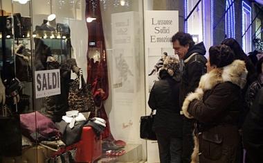 Una vetrina del centro con l’invito ai Saldi