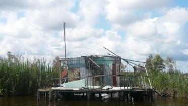 Vere e proprie costruzioni lungo il lago