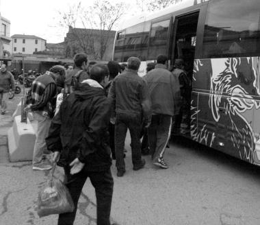 Operai salgono su un bus della Tiemme