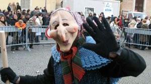 La Befana vien di giorno regala caramelle e carbone e poi si brucia in piazza