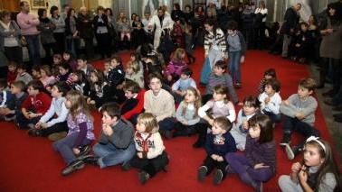 I bambini alla Cassa di Risparmio per la Befana