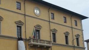 La calza da record della Befana dal municipio si snoda nel centro storico di Santa Maria a Monte