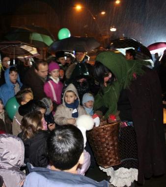 La Befana al Credito cooperativo (a fianco e sotto a destra) e lo spettacolo al teatro Yves Montand     