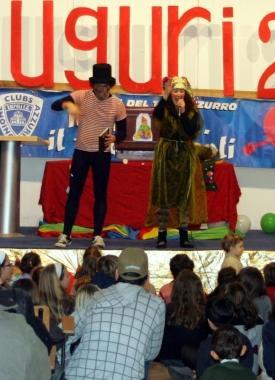 I clown intrattengono i bambini in attesa della Befana    