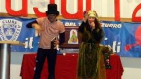 I clown intrattengono i bambini in attesa della Befana