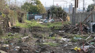 Sono stati abbattuti gli orti e le baracche che erano spuntati lungo la linea ferroviaria e i rifiuti sono stati accumulati in attesa di essere smaltiti 