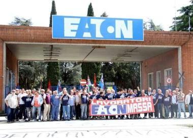 Gli operai di fronte alla fabbrica Eaton 