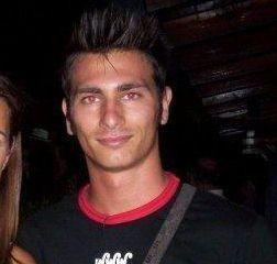 A sinistra il campione di poker online Filippo Voconi: ha 23 anni e ha smesso di giocare a calcio dopo un infortunio; a destra un tavolo da gioco virtuale  