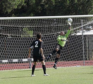 Il portiere del PesciaUzzanese Cristiano De Min in azione 
