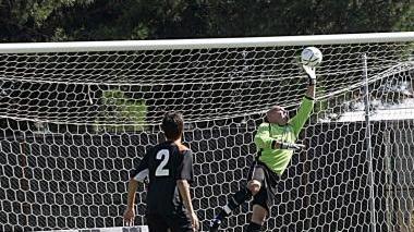 Il portiere del PesciaUzzanese Cristiano De Min in azione