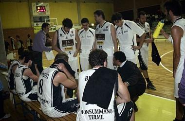 Un timeout della Meridien Monsummano chiesto da coach Marco Baldini              