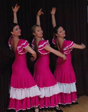 La formazione di ballerine che stasera parteciper&agrave; su Raiuno alla gara tv I Raccomandati e cio&egrave; Lorella Lorenzin, Laura Silo e Barbara Tonelli  