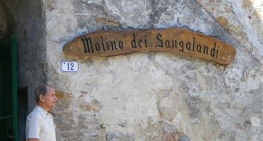 Angelo Chini davanti al molino Gangalandi     