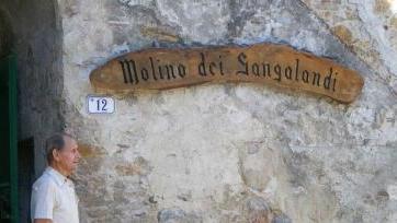 Angelo Chini davanti al molino Gangalandi