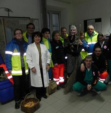 <b>IN CORSIA.</b> La Befana in visita alla pediatria del Lotti 