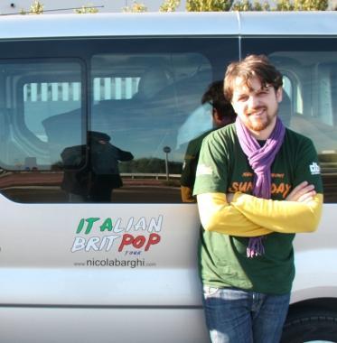 <b>LARTISTA</b> Il cantautore pontederese Nicola Barghi davanti al nuovo furgone 