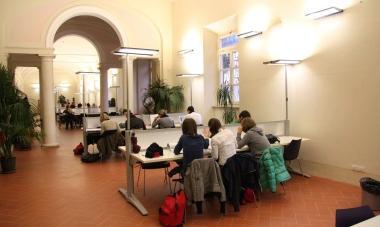 Studenti nella biblioteca comunale    