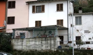 <b>INDAGINE.</b> La casa e i sigilli alle porte A destra, Rajmonda Zefi   