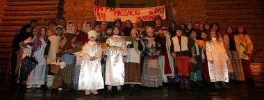 Dallalto verso il basso il gruppo dei bambini, la cavalcata in centro dei Magi e un particolare dei bambini che hanno partecipato alla sfilata di ieri pomeriggio che si &egrave; svolta nel centro di Fucecchio 
