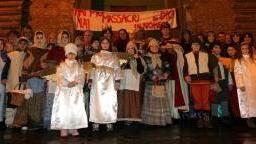 Dall’alto verso il basso il gruppo dei bambini, la cavalcata in centro dei Magi e un particolare dei bambini che hanno partecipato alla sfilata di ieri pomeriggio che si è svolta nel centro di Fucecchio