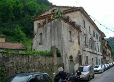 <b>ALLASTA.</b> Il palazzo nel centro di Seravezza che verr&agrave; messo allasta    