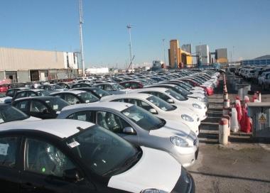 Auto sbarcate e stoccate sul piazzale di Sintermar 