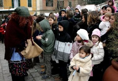 Sopra la befana al Bocciofilo di Solvay A destra le cuoche che hanno cucinato per il pranzo degli anziani a Marittimo   