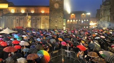 Migliaia di persone in piazza del Duomo sotto la pioggia 