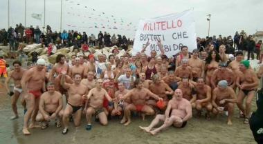 I pisani e livornesi che hanno partecipato al tuffo della Befana 