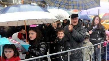Tutti in coda per ritirare pallone e calza