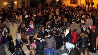 A sinistra la festa in piazza a Montignoso: senza alcol tutto ok