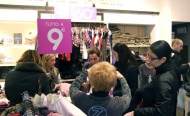 Due immagini del primo giorno dei saldi nei negozi del centro 