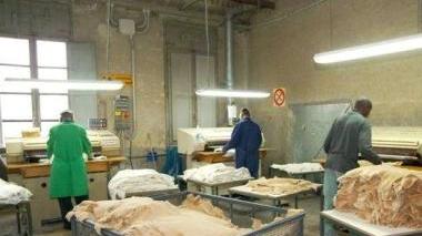 Operai al lavoro all’interno di una conceria
