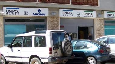 Il colpo alla Unipol Banca ha fruttato 7.000 euro in contanti