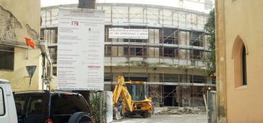 Sono in corso i lavori di trasformazione dellex Odeon in un parcheggio: ecco il restauro della facciata 