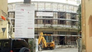 Sono in corso i lavori di trasformazione dell’ex Odeon in un parcheggio: ecco il restauro della facciata