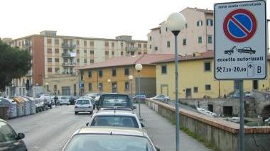 Auto parcheggiate in una zona a sosta controllata
