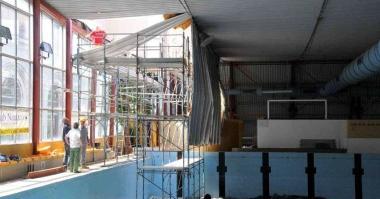 La piscina dopo il crollo di parte del tetto 