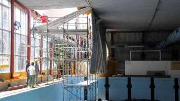 La piscina dopo il crollo di parte del tetto