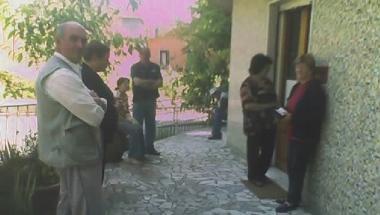 Utenti in attesa davanti a un ufficio postale della Lunigiana 