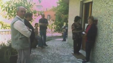 Utenti in attesa davanti a un ufficio postale della Lunigiana