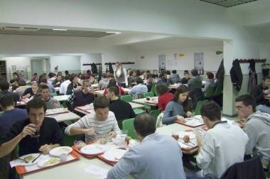 Gli studenti pranzano in una mensa universitaria   